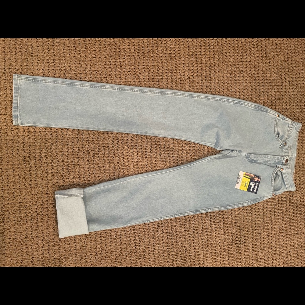 These are wranglers bran new never worn! Didn’t fit. Not going down on price